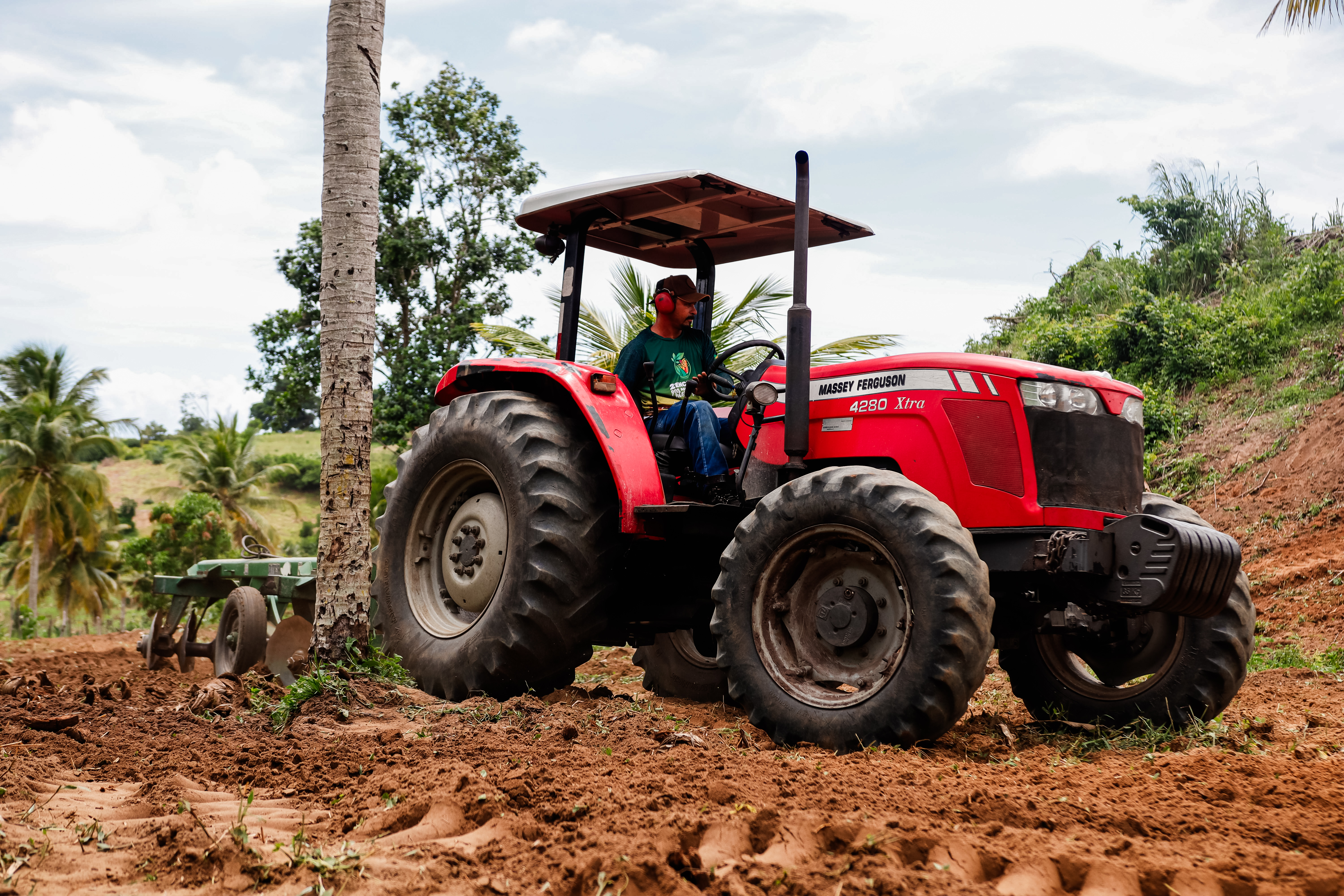 Apoio ao homem do campo: Prefeitura realiza mais uma ação do programa Horas de Trator na zona rural