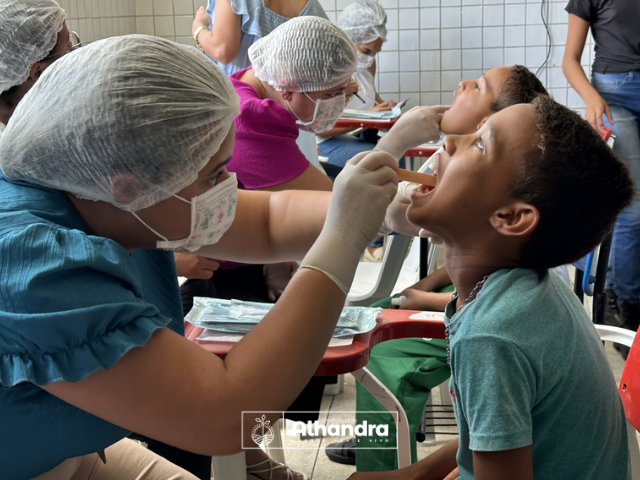 Profissionais da Saúde de Alhandra participam de treinamento com equipe da UFPB do projeto Colgate; ação aconteceu na Escola Zélia Correia do Ó