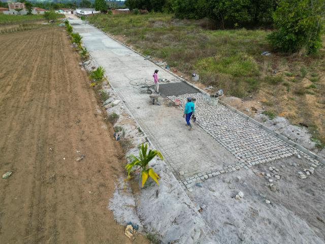 Trecho que dá acesso a Subaúma recebe pavimentação e serviços avançam, em Alhandra
