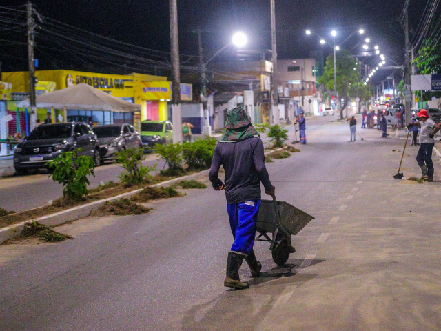 Prefeitura de Alhandra realiza limpeza no período da noite na Avenida Presidente João Pessoa
