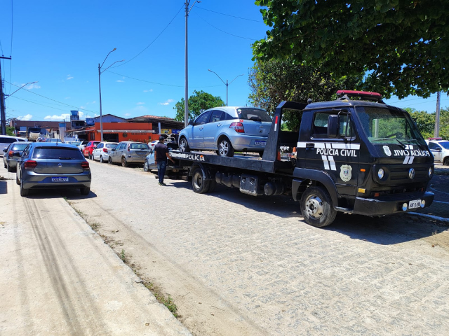 Prefeitura de Alhandra e Polícia Civil realizam remoção de veículos apreendidos e que estavam estacionados na praça de Nova Alhandra