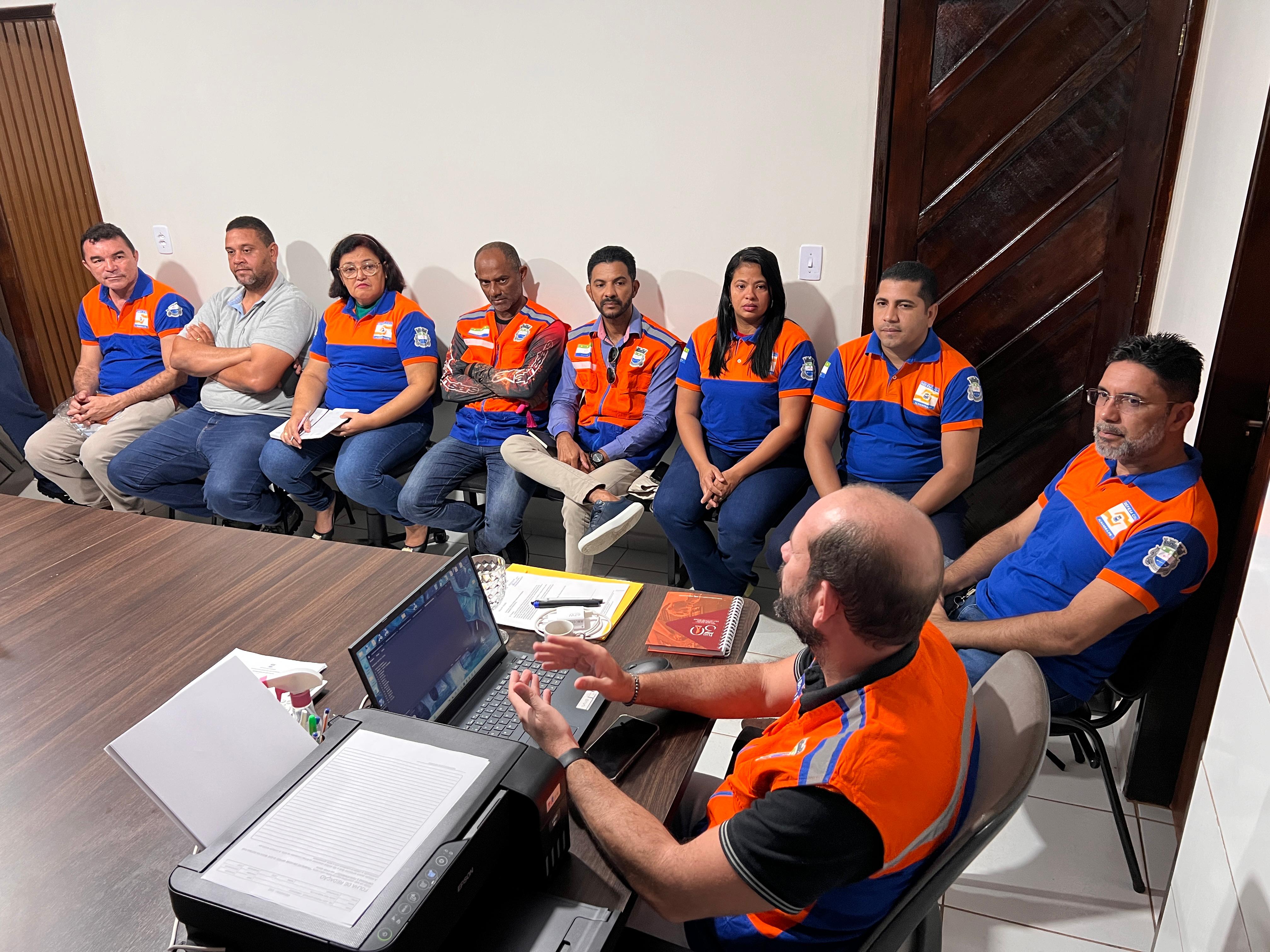 Defesa Civil de Alhandra realiza reunião emergencial para ações preventivas diante de alerta de chuvas intensas*
