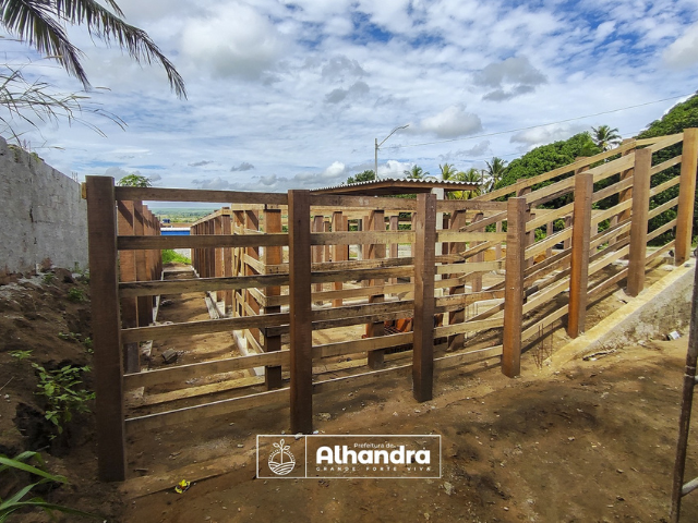 Prefeitura de Alhandra avança com a construção do curral de gado; 70% da obra foi concluída 

