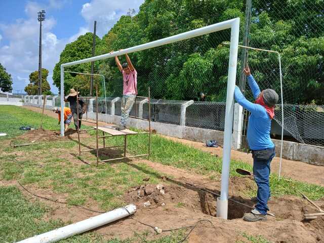 Alhandra Investe no Esporte com instalação de novas traves no Estádio 'O Pedrozão'!
