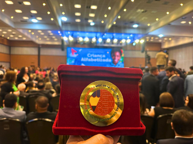 Alhandra recebe do Governo Federal, em Brasília, o Selo Nacional Compromisso com a Alfabetização
