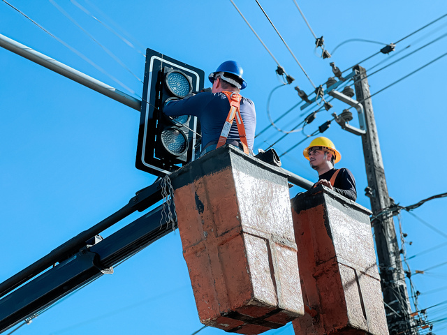 Prefeitura de Alhandra avança na modernização do trânsito com instalação de semáforos no Centro da cidade