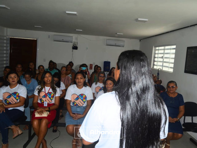 Abril Azul: CRAS e Criança Feliz, em Alhandra, realizam palestra com os pais de crianças com autismo; ação faz parte do mês de conscientização