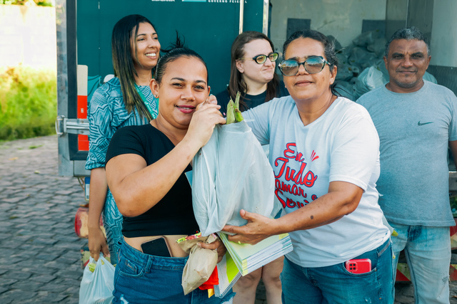 Prefeitura de Alhandra distribui milho e macaxeira para famílias em situação de vulnerabilidade social através do PMAAF 