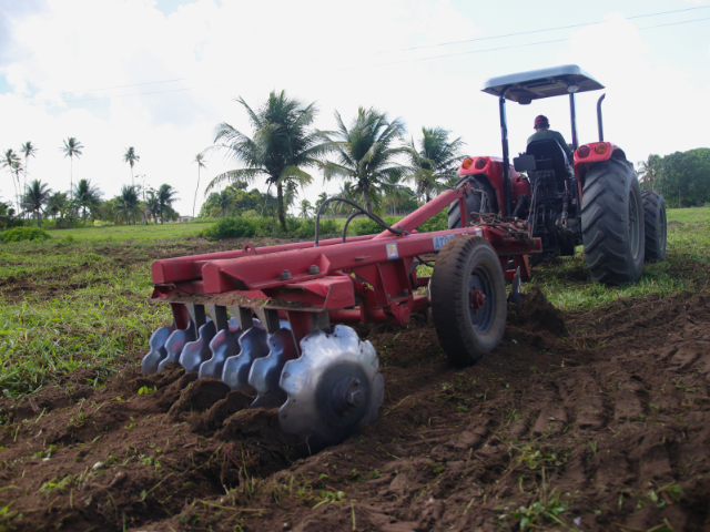 Prefeitura de Alhandra fortalece a agricultura familiar com o programa Horas de Trator
