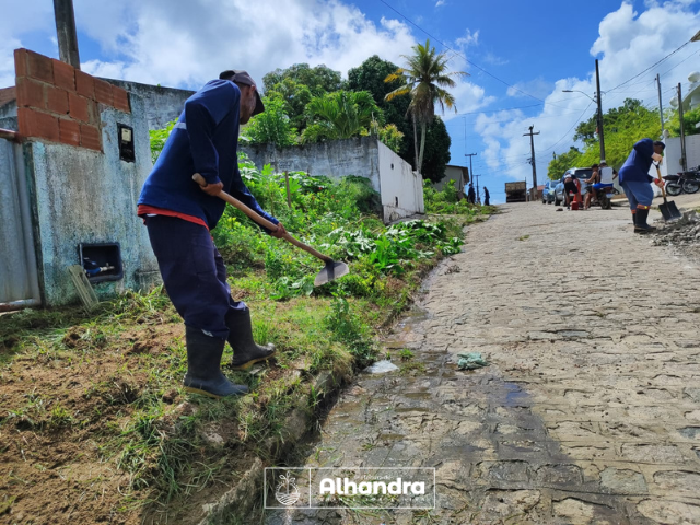 Prefeitura de Alhandra realiza limpeza e serviços de capinagem na rua Claudionor Falsar na cidade de Alhandra