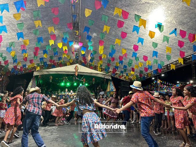 São João da Educação, em Alhandra, reúne a população para assistir as apresentações das escolas municipais; barracas com comidas típicas recepcionaram os visitantes
