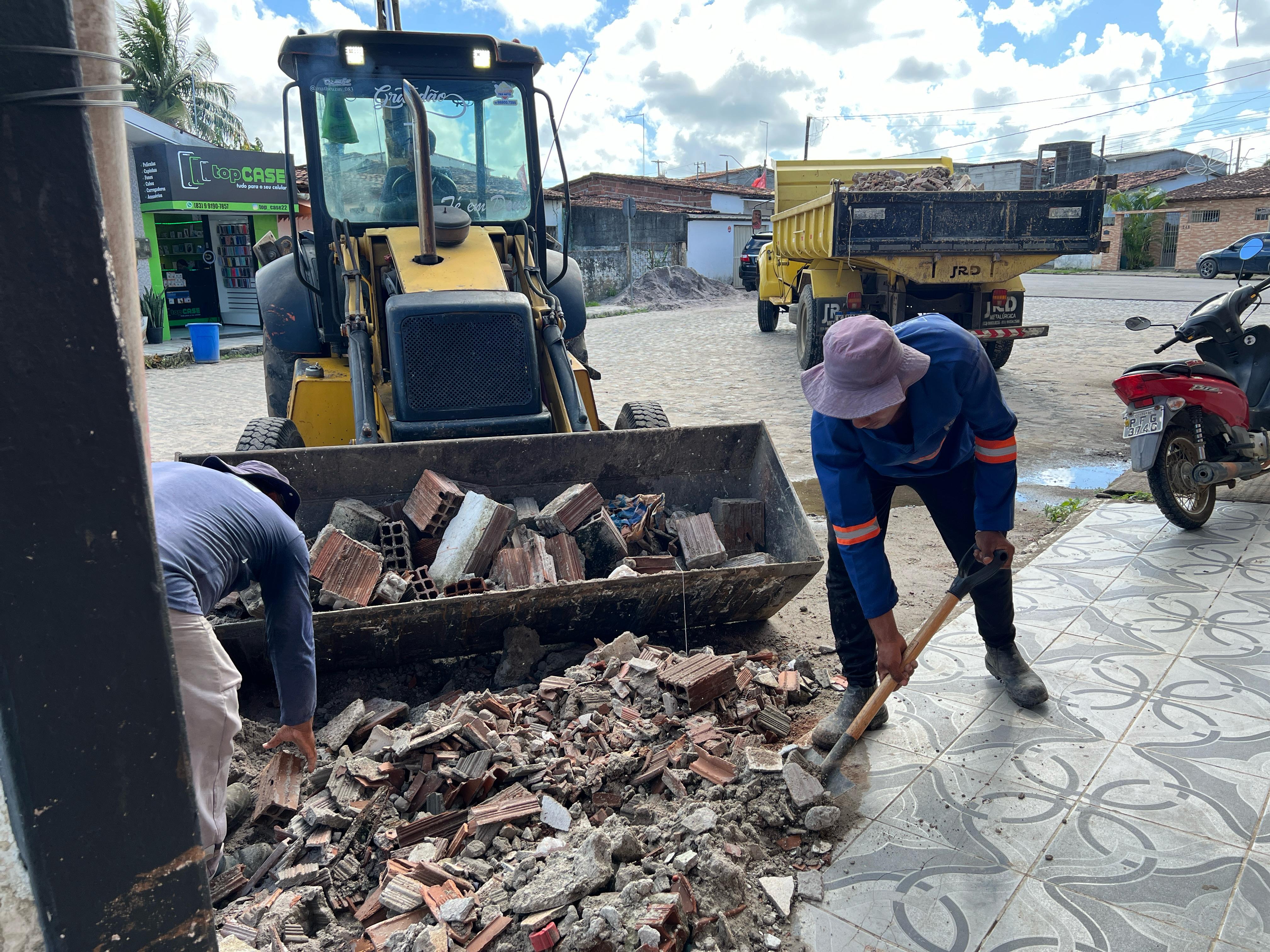 Prefeitura de Alhandra intensifica remoção de entulhos e limpeza urbana no Centro e bairros!