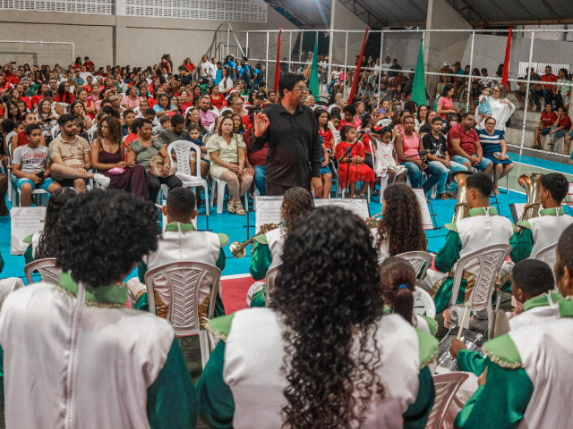 Cantata Natalina celebra a magia do Natal em Alhandra com apresentações emocionantes de alunos da rede municipal

