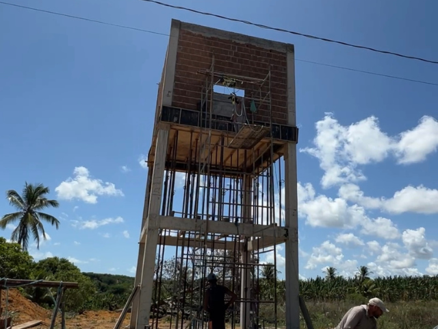 Construção de plataformas para caixas d’água avança e beneficia zona rural de Alhandra; obras atingem até 98% de conclusão em algumas localidades
