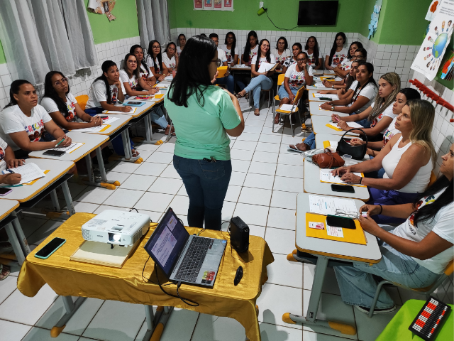 Alhandra avança na inclusão: Profissionais da Creche Julieta Francisca recebem formação sobre deficiência visual e sistema braille
