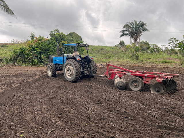 Programa Horas de Trator fortalece a agricultura familiar em Alhandra com preparação de terra para plantio 