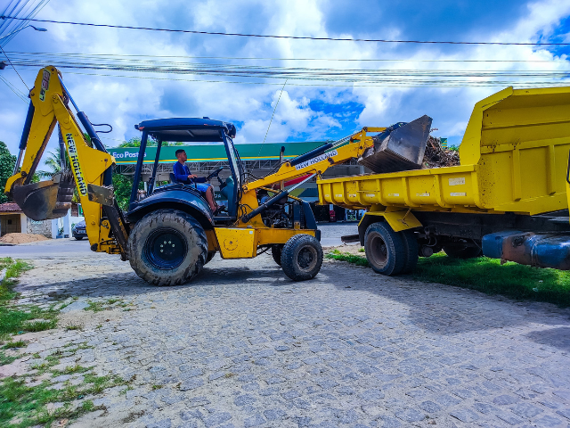 Prefeitura de Alhandra realiza remoção de entulhos no bairro Salgadinho
