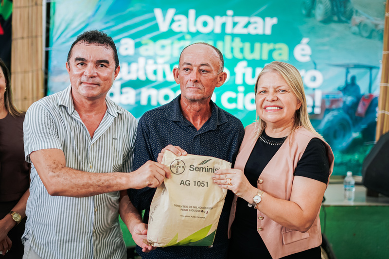 Prefeitura de Alhandra fortalece agricultura familiar com entrega de sementes de milho e garantia de compra da produção